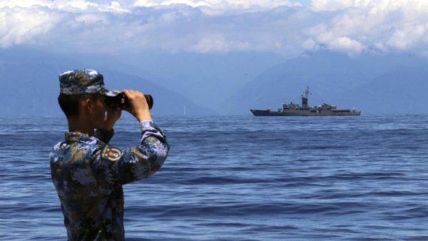 Un soldat des forces armées de Taïwan surveille le passage d'un bâtiment militaire chinois. DR.