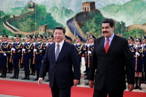 Nicolás Maduro passe en revue un détachement de l'Armée populaire de libération au début d'une visite officielle avec son hôte Xi Jinping (DR).