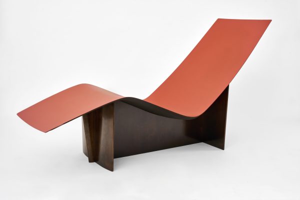 Chaise longue collection ASA. Coque en fibre et poussière de chanvre, laque végétale et carton alvéolaire, piétement en sycomore ondé.