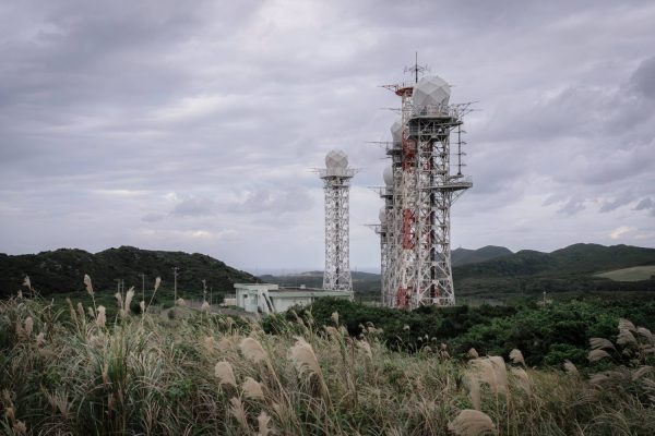 Installations radar militaires de détection sur l'île japonaise de Yonaguni. DR.