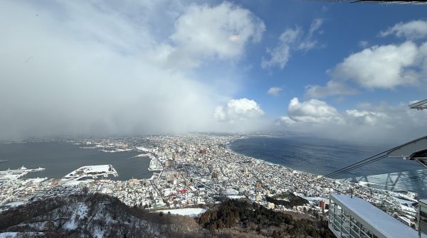 Une vue aérienne de la ville portuaire de Hakodate. DR.