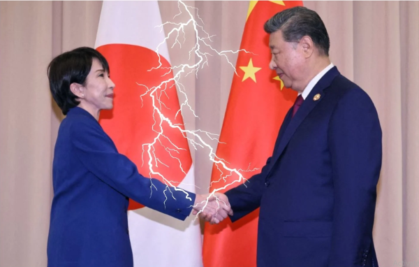 La Première ministre japonaise Sanae Takaichi serre la main du président chinois Xi Jinping. DR.