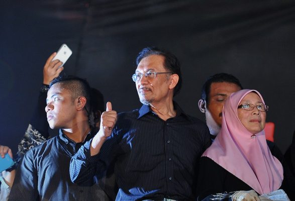 Anwar Ibrahim dénonçant les fraudes électorales lors des élections parlementaires de mai 2013. Wikimédia Commons. DR.