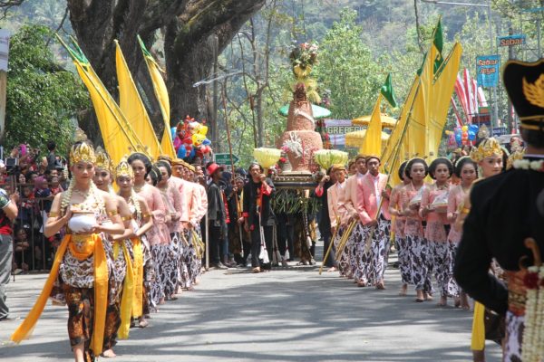 Cérémonie d'offrandes à Ponorogo, Java oriental. DR.