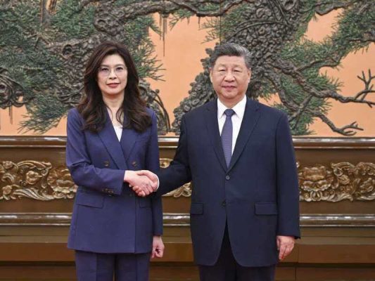 La nouvelle présidente du Kuomintang, Cheng Li-wun, rencontrant en Chine le président Xi Jinping. DR.