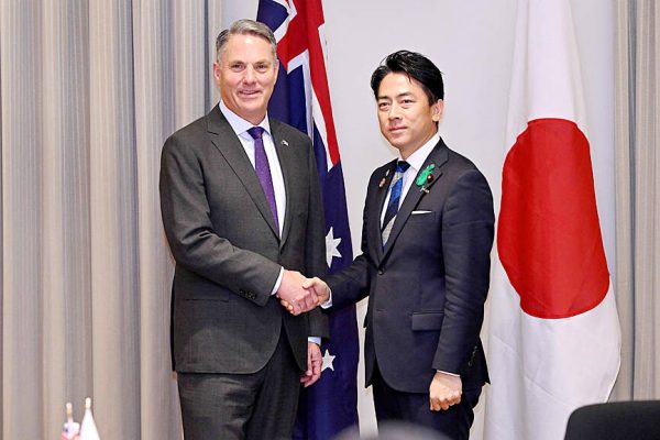 Les ministres de la défense australien Richard Marles et japonais Shinjiro Koizumi se serrent la main après la signature d'un accord militaire majeur. DR.