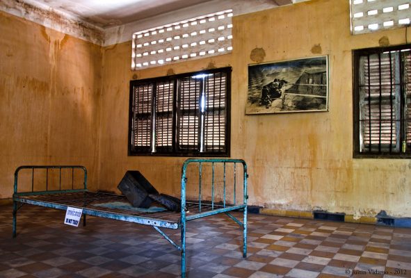 Cellule de prisonnier dans le Musée du Génocide de Tuol Sleng, réputé hanté. DR.