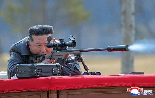Le grand leader nord-coréen Kim Jong-un s'essayant au fusil d'assaut. DR.