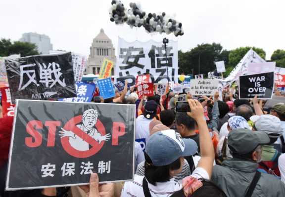 Des manifestants réunis devant le parlement japonais à Tokyo. DR.