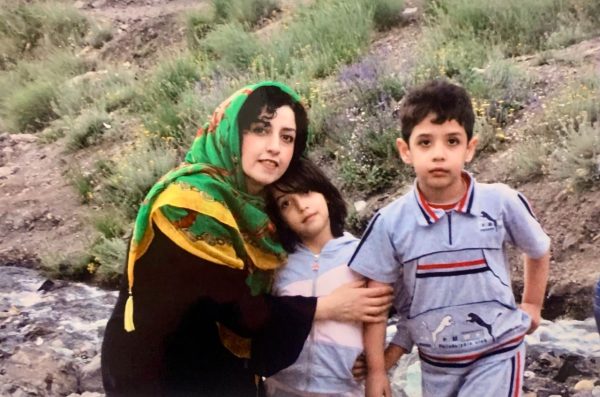 Narges Mohammadi, prix Nobel de la Paix iranienne, avec ses enfants Ali et Kiana, avant sa dernière arrestation en 2015. Source Wikimedias commons. DR.