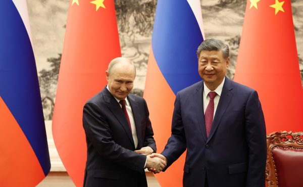 Poignée de main entre les présidents Vladimir Poutine et Xi Jinping avant leurs entretiens au Palais du Peuple à Pékin. DR.