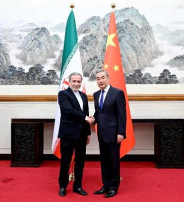 Wang Yi et son homologue Seyyed Abbas Araghchi le 6 mai 2026 à Pékin. Source ministère chinois des affaires étrangères. DR.