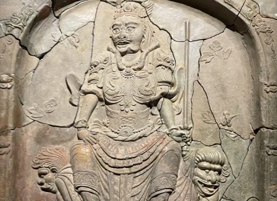 Bas-relief représentant un des quatre rois-gardiens célestes. Corée du Sud, Gyeongju, monastère des Quatre rois-gardiens célestes, règne du Roi Mu.